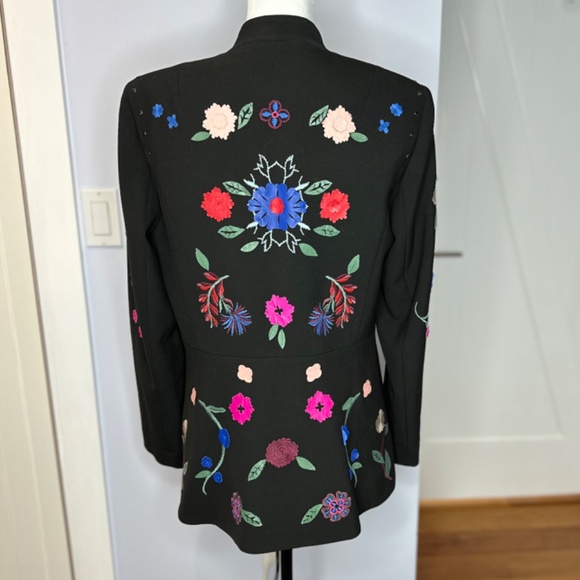 Carlisle Collection Black fitted blazer w/colorful appliqué flowers. Size 8 EUC - Picture 3 of 15
